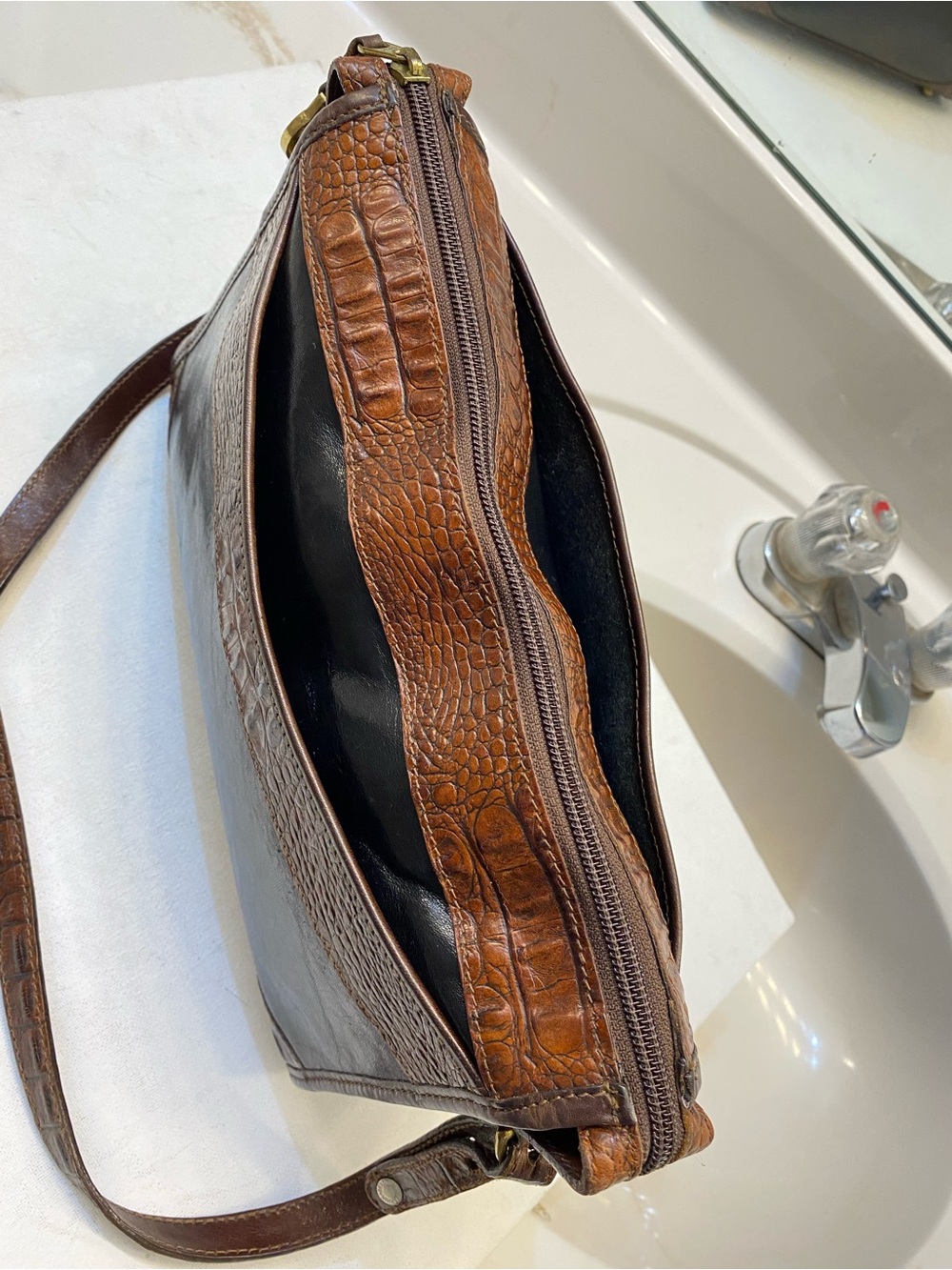 Vintage Brahmin All Leather Luxury Shoulders bag. Great condition clean interior - Picture 13 of 14